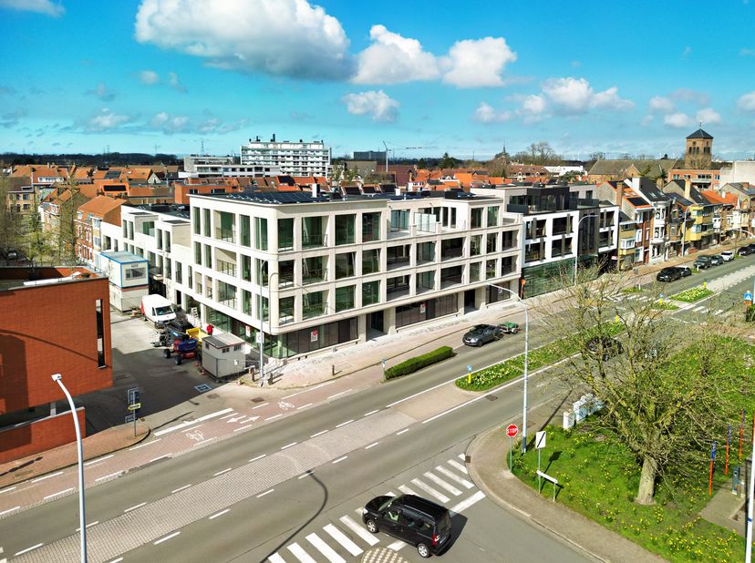 Les locaux commerciaux (1 013 m²) du nouveau projet BelFort sont situés dans un emplacement privilégié à Sint-Andries, à l&#039;angle de la Torhoutse Steen