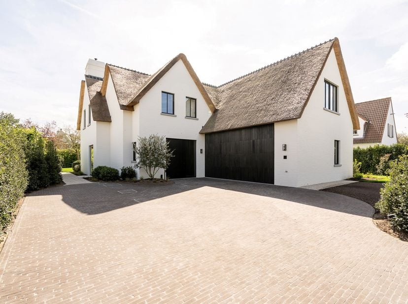 Nieuwbouw villa gelegen op een prestigieuze ligging aan de Kalfmolen te Knokke-Zoute. De villa biedt een bijzonder luxueuze en verfijnde afwerking.&lt;br