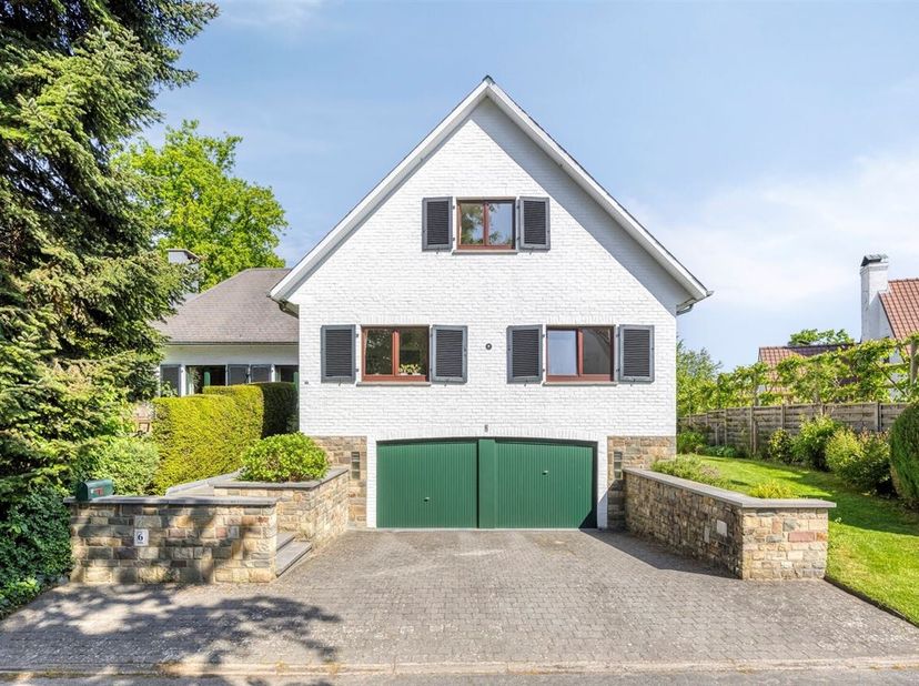Charmante et spacieuse villa située dans un quartier calme et cul-de-sac du MARNIX à +/- 8are. La villa comprend +/- 220 m² de surface habitable avec
