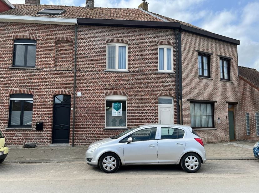 Deze knusse woning is gelegen op een steenworp van het centrum van Ieper nabij lokale handelaars, openbaar vervoer, basisscholen...&lt;br /&gt;
De woning is