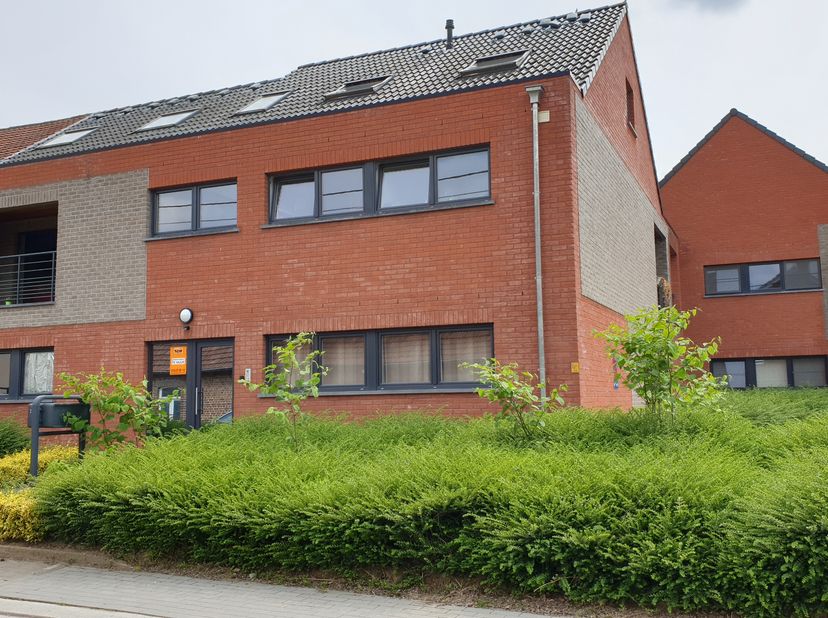 Ruim duplex-appartement in een jong gebouw. Gelegen in een rustige straat met goede verbinding naar openbaar vervoer, winkels, Leuven en E40. Omschrij
