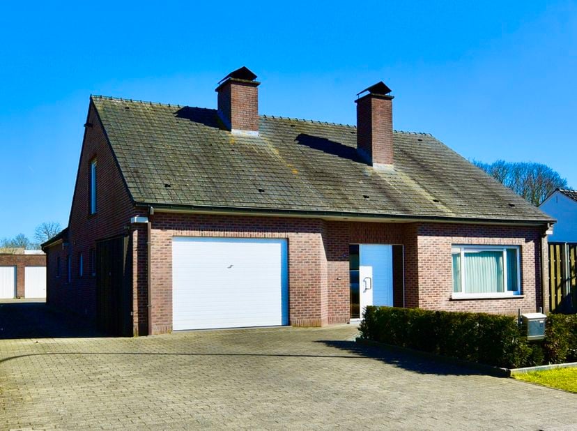 Deze prachtige, vrijstaande villa is een toonbeeld van warmte en degelijkheid. Deze parel is rustig gelegen in het charmante Eeklo en toch dichtbij al
