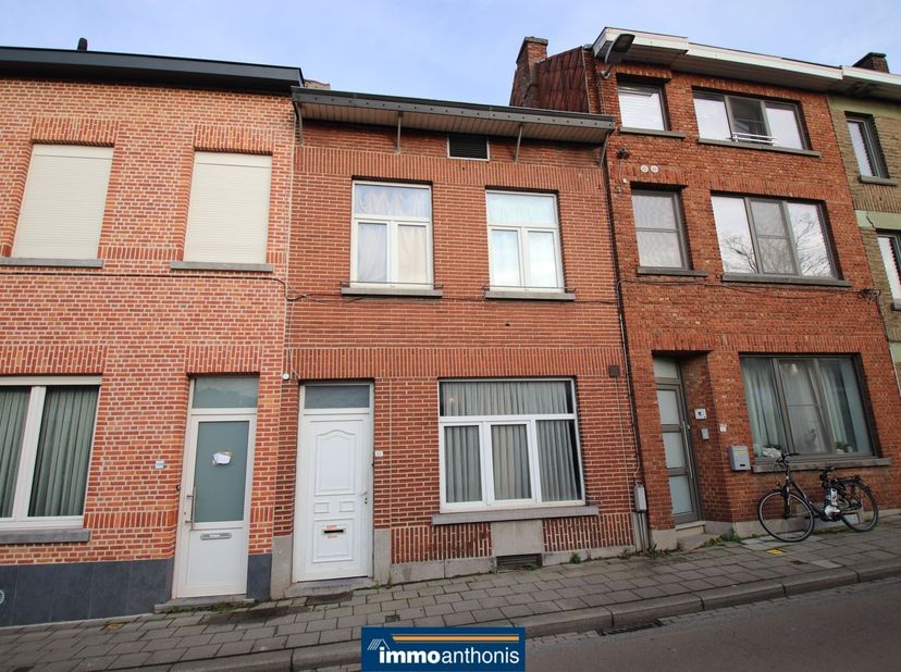 Deze woning is te op te knappen, maar heel goed bereikbaar en heeft o.a. 3 slaapkamers en een koer.&lt;br /&gt;
&lt;br /&gt;
Op het gelijkvloers beschikt de wonin