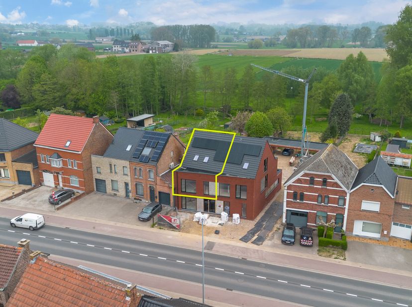 Cet appartement de construction récente est équipé de tout le confort et comprend 2 chambres, une salle de bains, un salon lumineux et une cuisine fon