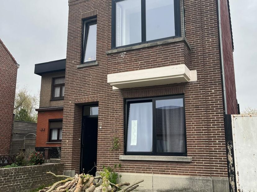 Ontdek deze grotendeels gerenoveerde woning in het charmante Zoutleeuw, waar licht, ruimte en karakter samenkomen.&lt;br /&gt;
Deze eigendom combineert een