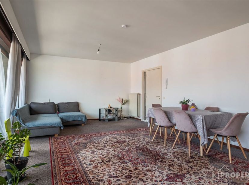 Dit 2-slaapkamer appartement is gelegen op de tweede verdieping in de leegstraat 2 te Oostrozebeke. Winkels, scholen en openbaar vervoer zijn op een s