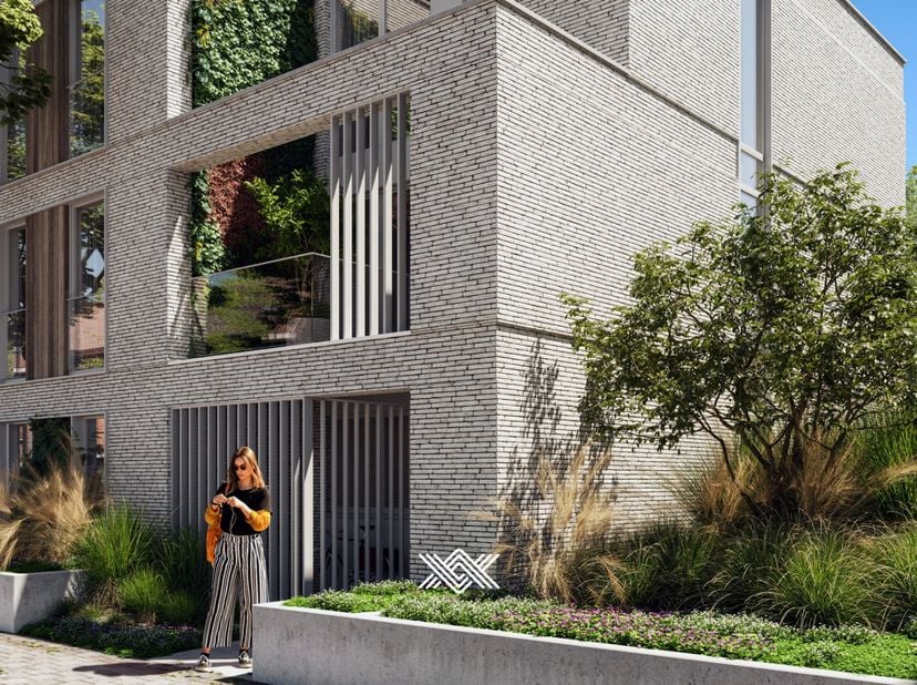 Deze schakelwoning van 192m² heeft op het gelijkvloers een inkomhal met gastentoilet en berging uitkomende in de eet- en leefruimte met open keuken en
