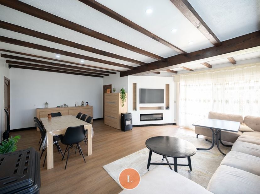 Op zoek naar een handelshuis met tal van mogelijkheden en een uitstekende ligging? Deze ruime woning in Beveren-Leie biedt een unieke kans voor ondern