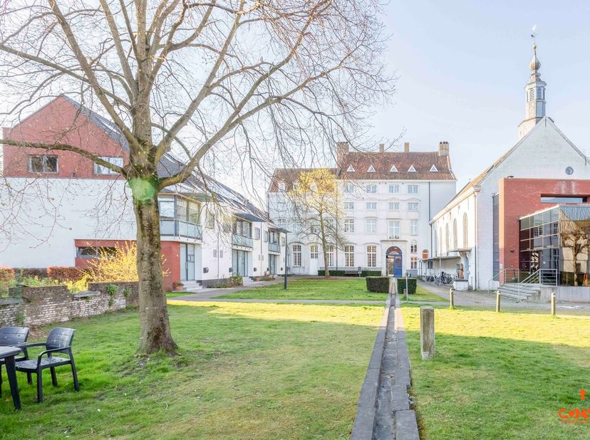 De woning maakt deel uit van de site op het oude Sint-Antoniusgesticht omgeven door groen midden in het stadscentrum. Deze unieke locatie is gelegen n