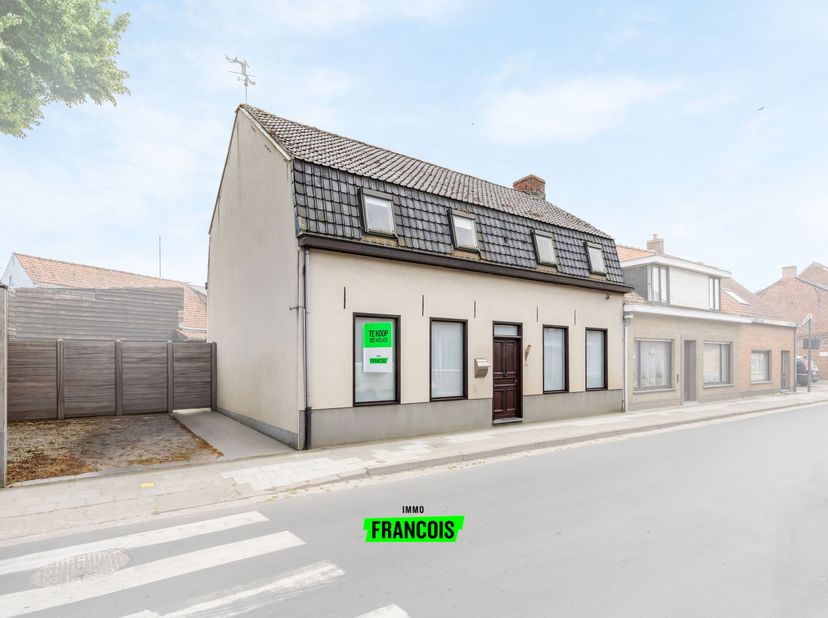 In Krombeke (deelgemeente Poperinge) bevindt zich deze goed onderhouden woning.&lt;br /&gt;
De woning heeft een totale oppervlakte van 200m² en een bewoonba