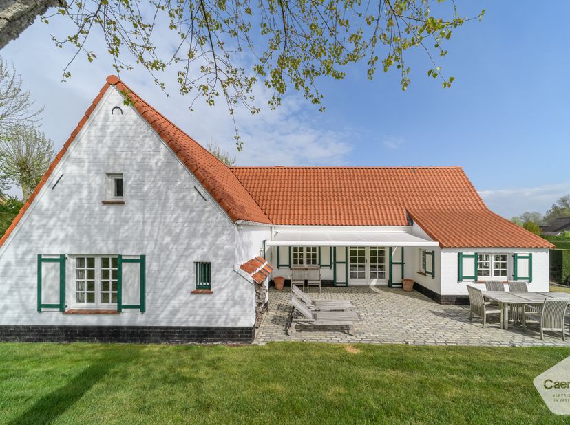 In het hart van de geliefde residentiële wijk “Westhoekverkaveling” vinden we deze charmante, perfect onderhouden villa terug. De woning is gelegen op