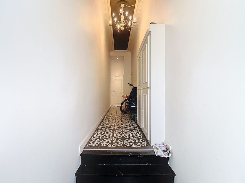 L&#039;appartement dispose de deux chambres spacieuses et d&#039;un salon confortable avec une cuisine ouverte entièrement équipée. Grâce à la terrasse attenant