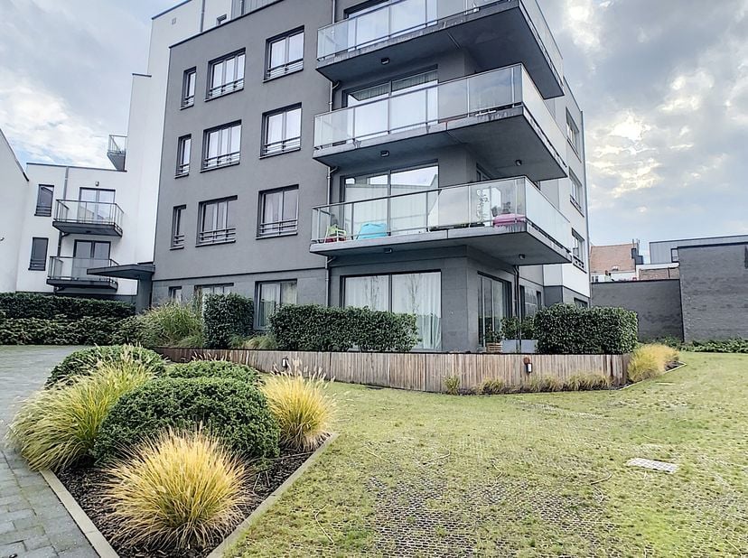 Agréable appartement de 100 m² avec deux chambres à coucher et une terrasse de 17 m². Situé au 2ème étage de l&#039;immeuble, il offre à ses résidents tout