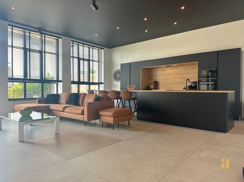 Ontdek dit stijlvol gelijkvloers appartement in een voormalig schoolgebouw van de Broeders van Liefde gelegen in een rustige zijstraat. Aan de rand va