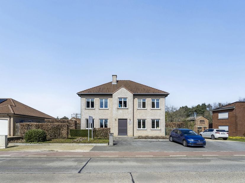 Deze klassieke villa op een perceel van 10 are werd gebouwd in 2003 en is perfect onderhouden.&lt;br /&gt;
De woning biedt op de benedenverdieping een royal