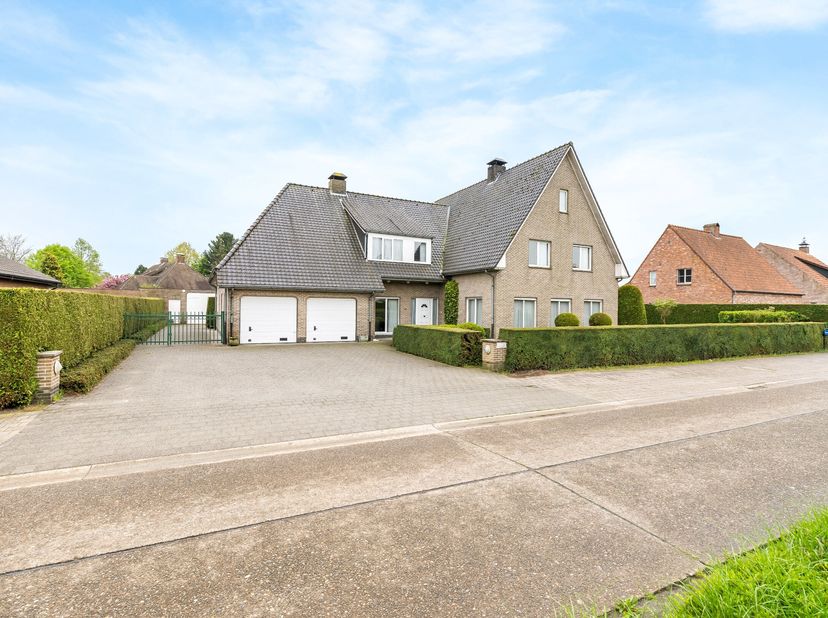 Deze riante woning op ruim perceel van 1.766 m² is gelegen in rustige verkaveling nabij het centrum van Poppel. Ideale woonst voor groot gezin!&lt;br /&gt;