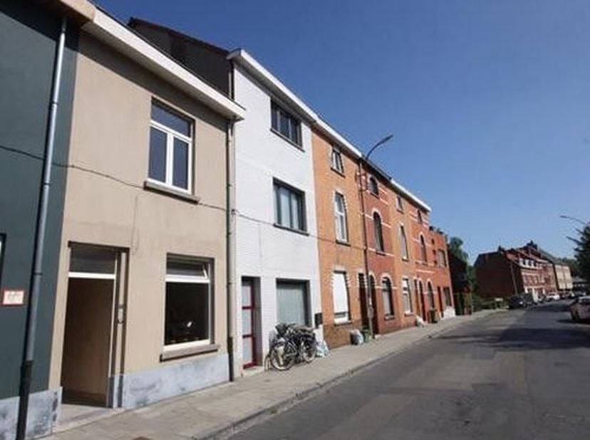 Uitstekend gelegen lichtrijke stadswoning met kleine koer. &lt;br /&gt;
Via de inkom toegang tot de open leefruimte (eetkamer en zithoek) achteraan keuken e