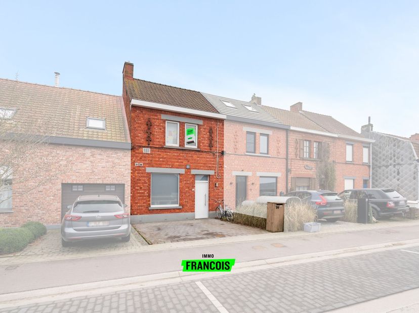 Située à quelques minutes du centre de Deinze, cette maison prête à être emménagée dans le quartier calme de Petegem-aan-de-Leie offre un emplacement