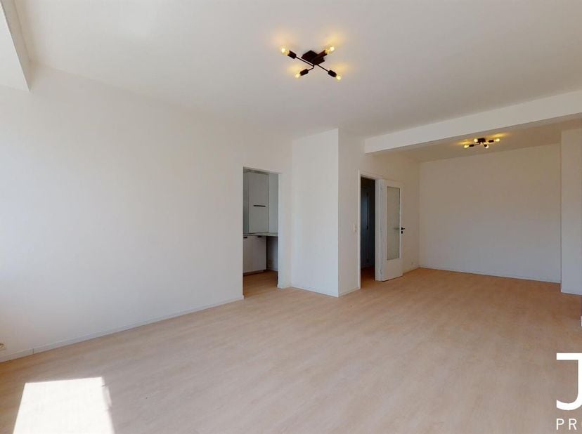 Visite virtuelle disponible en cliquant sur le logo 360°.&lt;br /&gt;
Idéalement situé à deux pas de la maison communale dans un quartier vivant, J&amp;J Proper