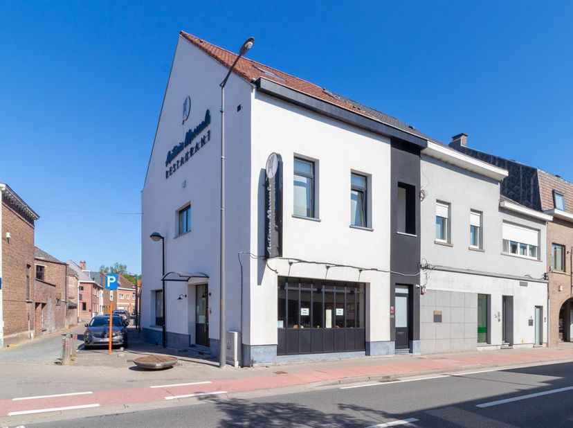 STERREBEEK - gerenoveerd duplex appartement bestaande uit 2 delen, een appartement met 1 slaapkamers en een studio. Beiden zijn uitgerust met een keuk