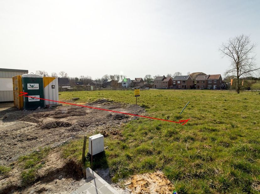 BOUWGROND VOOR OPEN BEBOUWING &lt;br /&gt;
 &lt;br /&gt;
Dit perceel bouwgrond is geschikt voor het bouwen van een open bebouwing en is 9a 76ca groot.  &lt;br /&gt;
De