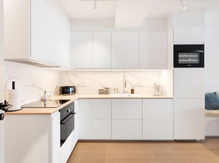 Cet appartement prêt à emménager, situé à quelques pas de la Lippenslaan, offre une excellente expérience de vie. Le hall d&#039;entrée est équipé d&#039;un ves