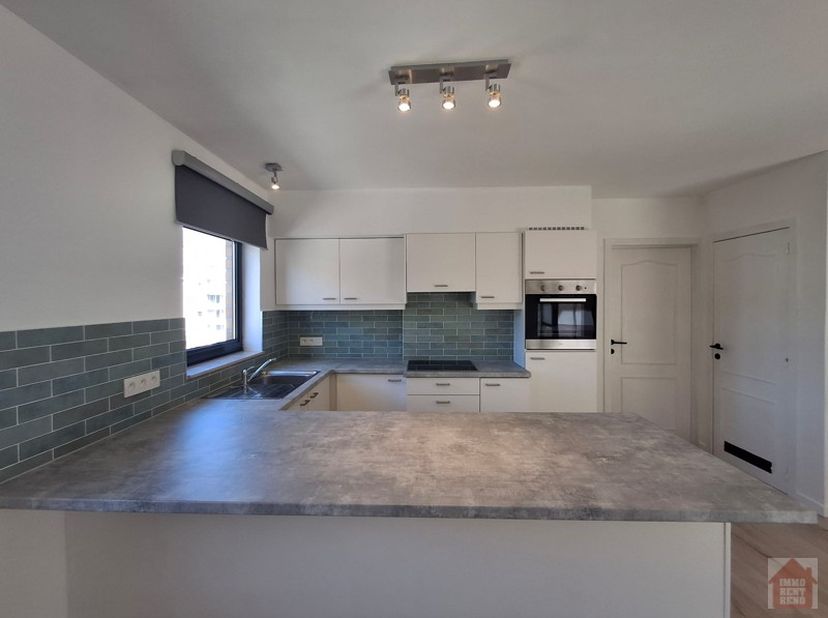 Het appartement is centraal gelegen in Kessel-Lo nabij het Provinciaal Domein en het oprittencomplex van de E314. Het omvat een open geïnstalleerde ke