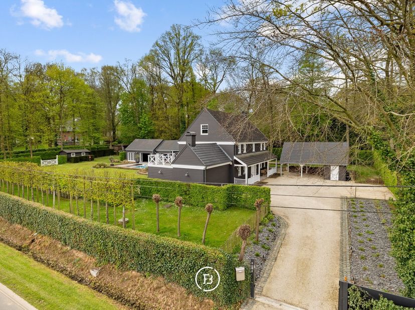 Cette charmante villa (Mi Casa) est située sur un terrain de 28 ares dans le célèbre Bois de Strihoux. Sa proximité avec le Golf Club Enghien, le cent