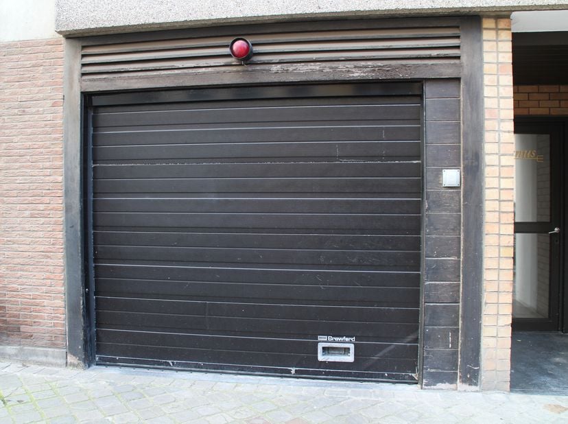 Emplacement à louer dans Résidence Neptune (entrée de Jules Peurquaetstraat) seulement adapté pour les petites voitures ou les véhicules à moteur. Les