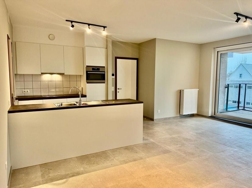 Ce nouvel appartement de deux chambres à coucher avec terrasse est situé à la gare de Herzele.&lt;br /&gt;
Première occupation du bien, il est situé au 2ème