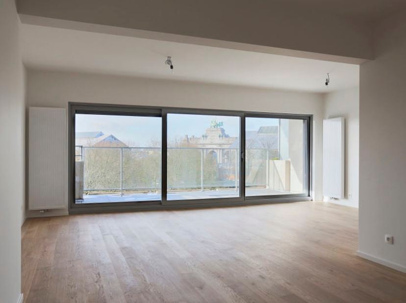 Lumineux appartement 2 chambres de 122 m² + terrasse situé au 4ème étage. Il se compose comme suit: hall d&#039;entrée, WC séparé, séjour 38 m², cuisine o