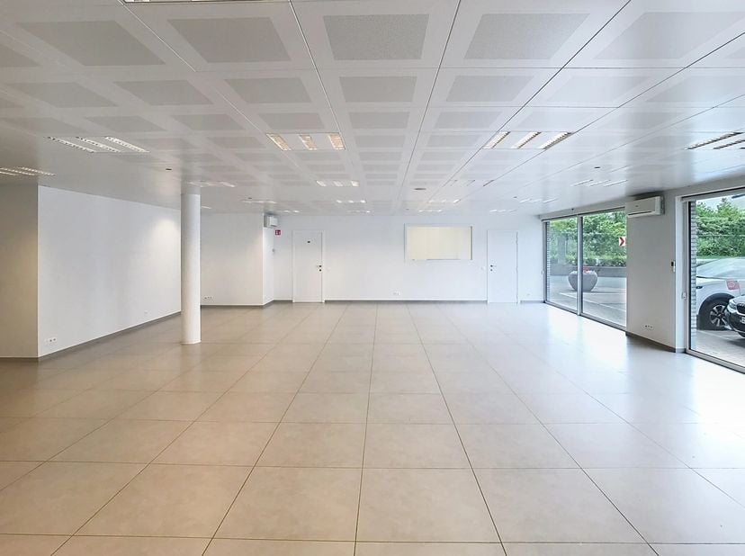 Dankzij de grote raampartijen en een gevelbreedte van 16m geniet u van veel natuurlijke lichtinval en is het aangenaam werken in het kantoor.  &lt;br /&gt;