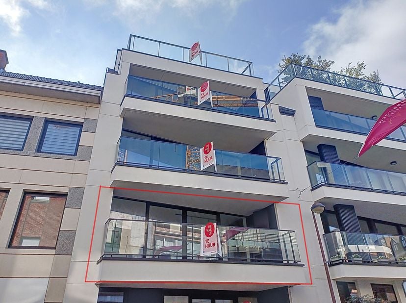 Dit nieuwbouwappartement te huur met 2 slaapkamers is gelegen in het centrum van Waregem. Het appartement werd volledig afgewerkt met hoogwaardige mat