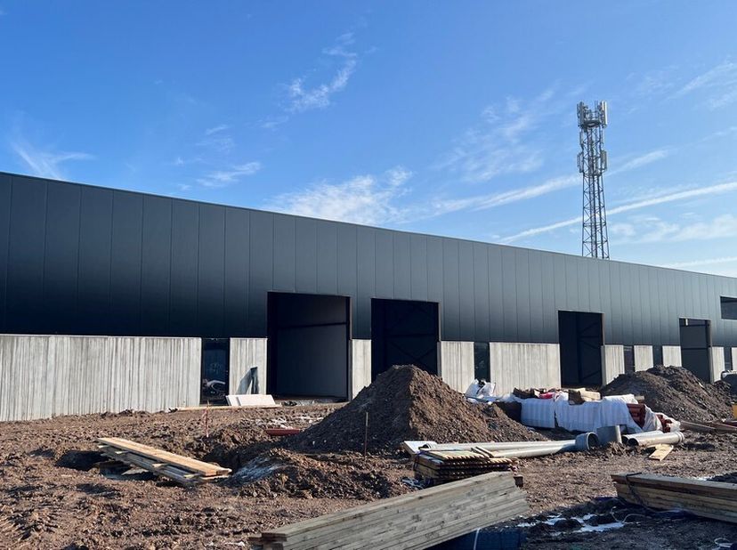 Nieuwbouw loods met een oppervlakte van 182m² en 1 parking in modern en kwalitatief bedrijvenpark&lt;br /&gt;
Ligging:  in de Atomveldstraat in Haaltert,  v