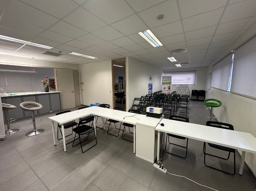 Ben je op zoek naar een werkplek waar je meteen aan de slag kan? Deze volledig ingerichte kantoorruimte is plug &amp; play – gewoon binnenkomen en starten