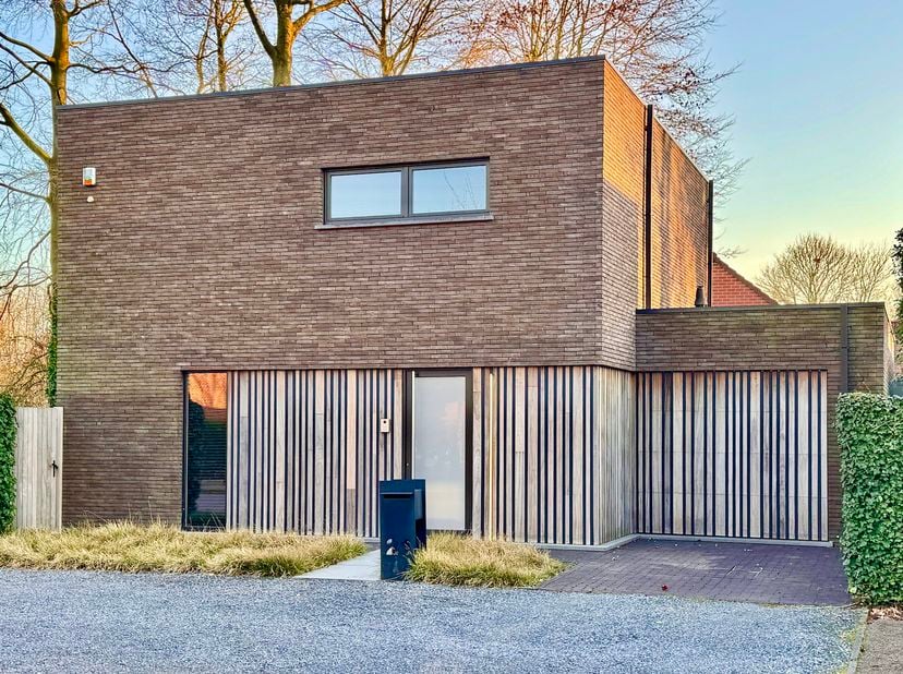 Deze prachtige, strakke villa in Lembeke biedt een ongeëvenaarde woonervaring in een van de meest rustige en residentiële buurten. De woning is recent