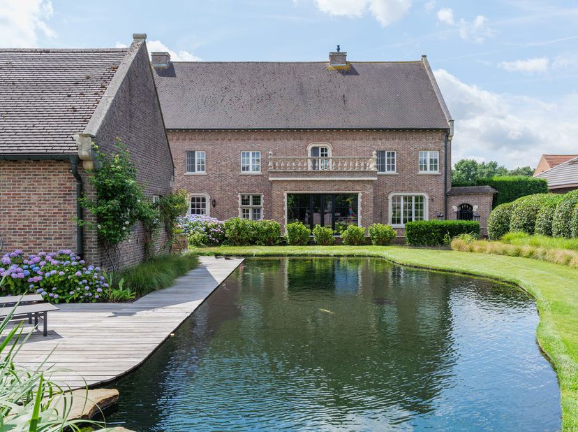 Met een bewoonbare oppervlakte van 495m², ruimte voor een praktijk, atelier of kantoor aan huis, een vlot bereikbare zolder van 200m², een fraai aange
