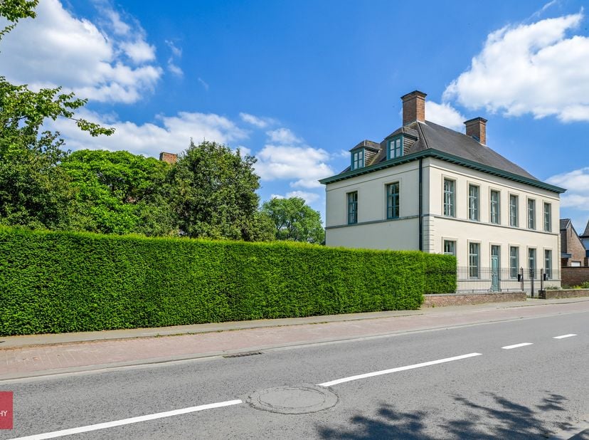 Op heden bestaande uit 2 appartementen (eventueel woning + praktijk of volledige woning).  Op gelijkvloers een inkom, keuken, living, slaapkamer, wasp