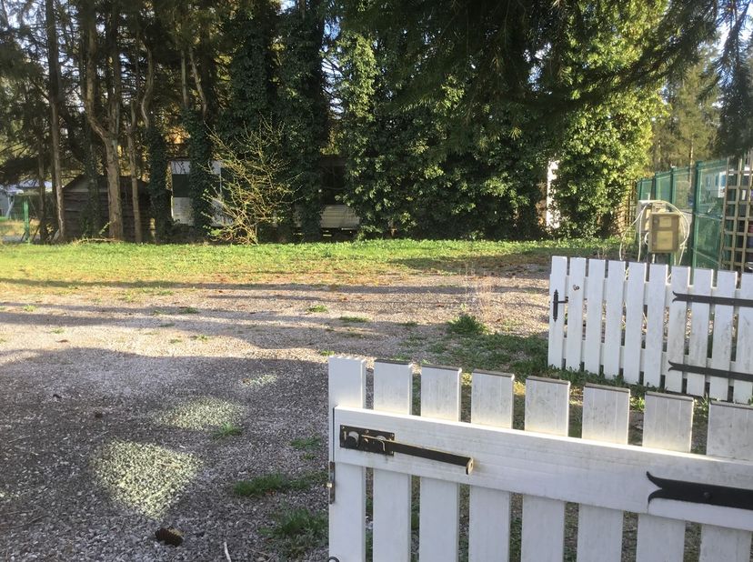 Caravane résidentielle avec terrain à bâtir de +/-  4 ares 15 au calme à vendre 50.000 Eur. en  région CHIMAY . Domicile autorisé.&lt;br /&gt;
Tel 071 / 543