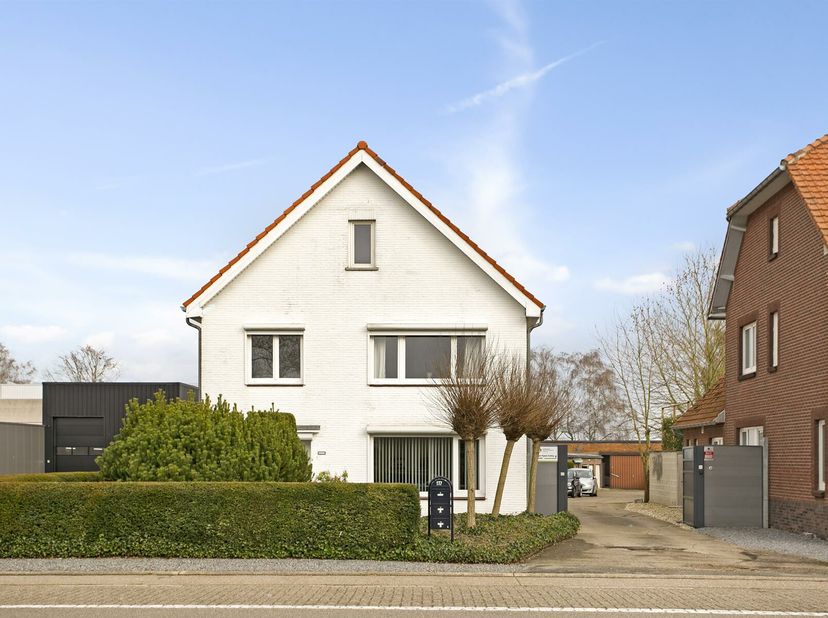 Langs een doorgaande weg, in Maaseik gelegen vrijstaand woonhuis met tuin.&lt;br /&gt;
Deze verrassend ruime woning (240 m²) is momenteel opgesplitst in een