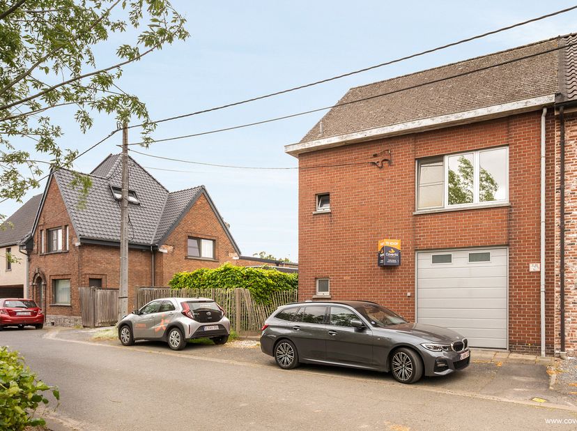 Cette maison économe en énergie comprend : hall d&#039;entrée avec toilette et garage, séjour lumineux - salon, cuisine attenante avec débarras.&lt;br /&gt;
&lt;br