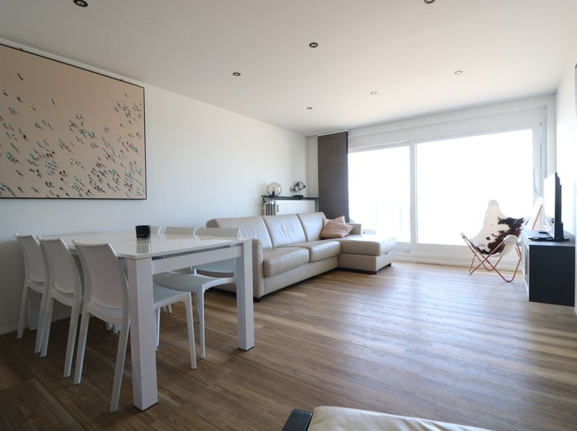 Gerenoveerd appartement (2 slpks / 2 badks) met fantastisch zicht op zee. Dit instapklaar appartement is gelegen op de 6de verdieping van de residenti