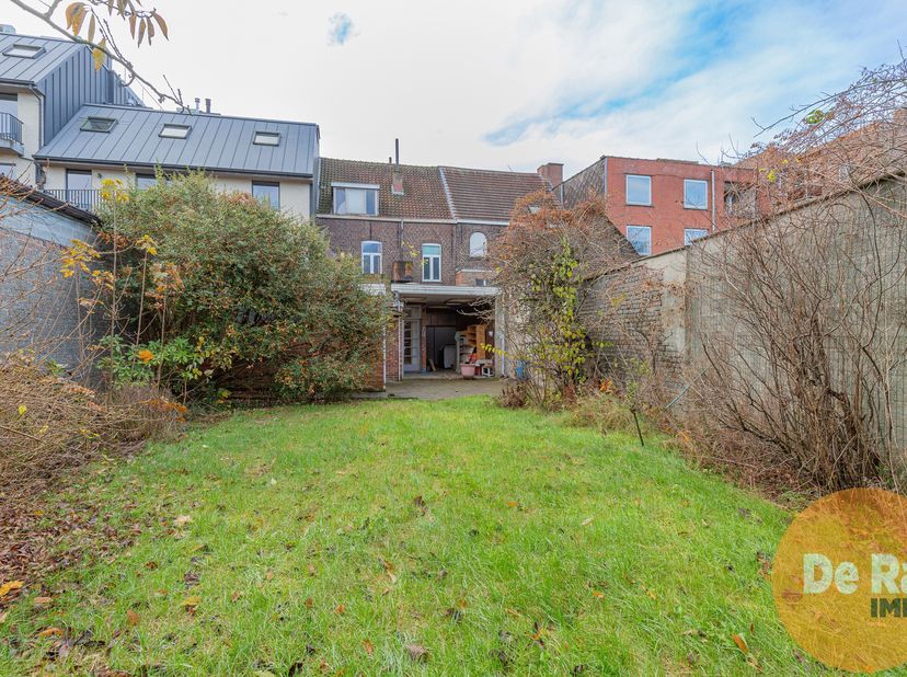 WETTEREN - Deze projectgrond op 549m² voor het bouwen van appartementen is gelegen pal in het centrum van Wetteren. De ligging van deze grond is bijzo