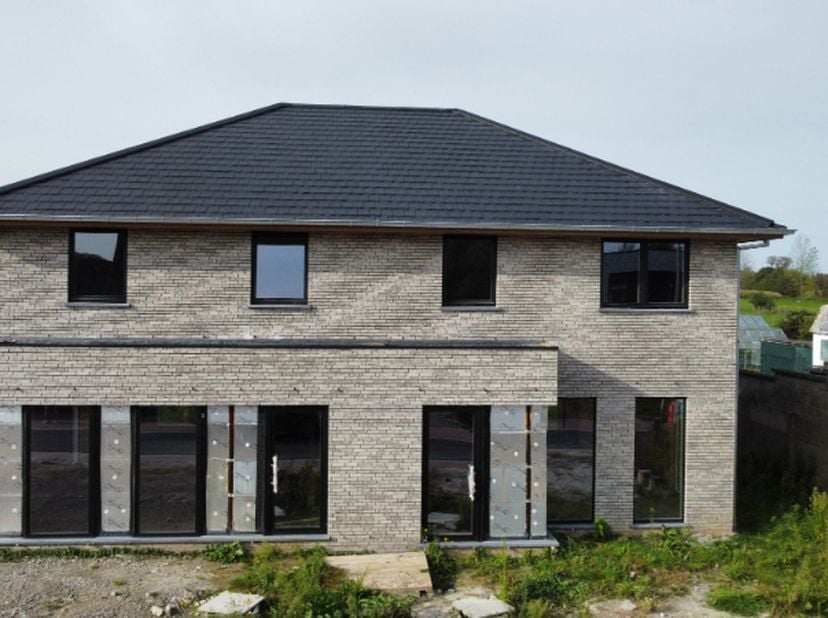 AANKOOP AAN 6% BTW MOGELIJK! Energiezuinige nieuwbouwwoning op een zuidwest georiënteerd perceel van 530m2. De woning is strategisch gelegen met vlott