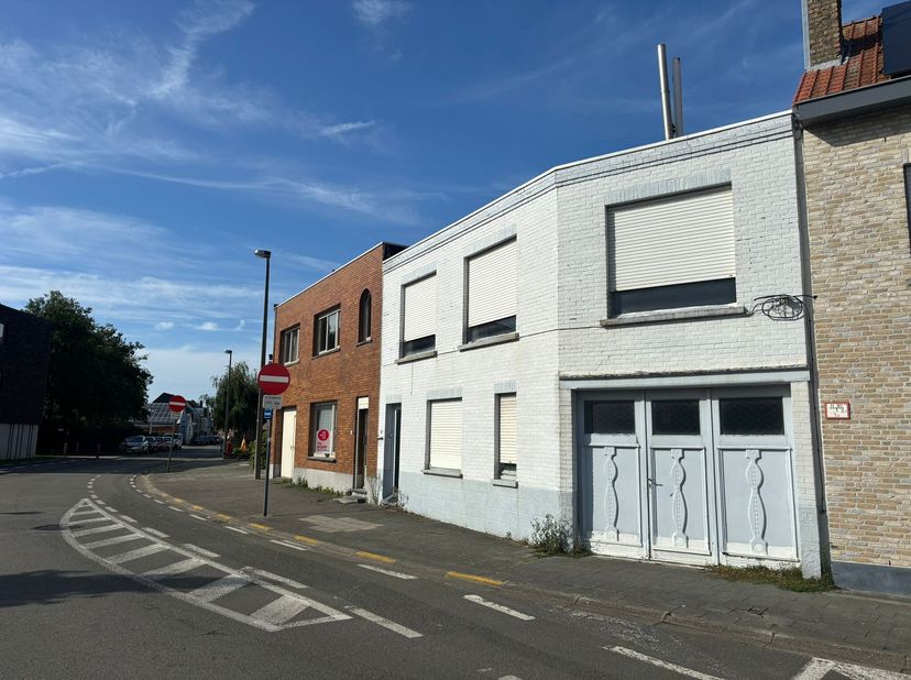 Volledig te renoveren woning met drie slaapkamers te koop in eenrichtingsstraat te Blankenberge.&lt;br /&gt;
Deze woning heeft een bruikbaar vloeroppervlak