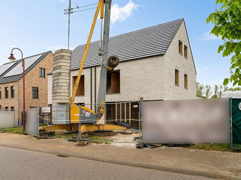 Op een rustige locatie in Messelbroek bevindt zich deze stijlvolle en ruime nieuwbouwwoning op een perceel van 390 m² en biedt een bruto bewoonbare op