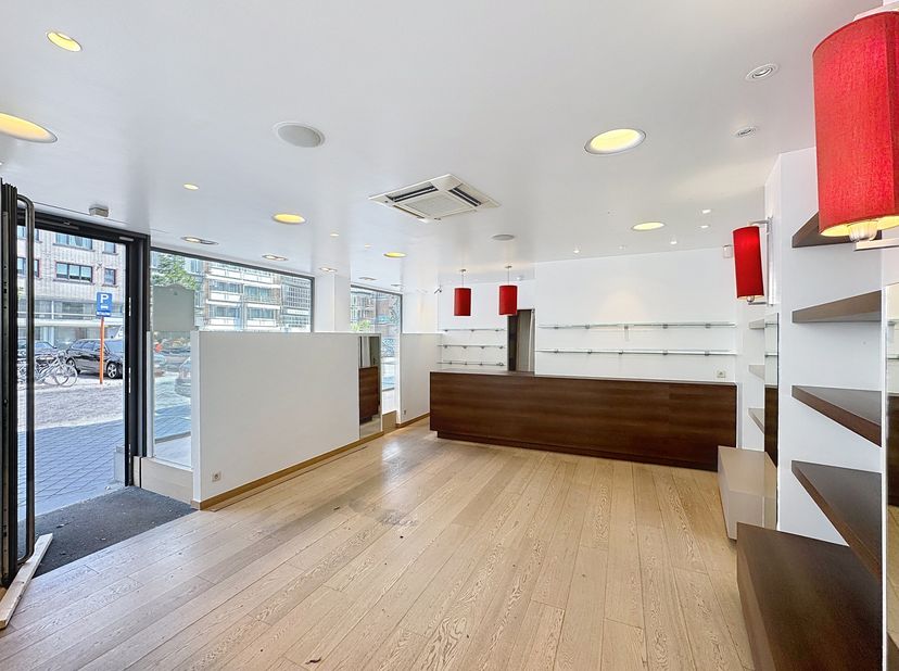 Droomt u van een bruisende zaak op een zichtlocatie? Dit recent vernieuwde handelspand op hoekligging van 55 m² in Oostende biedt de perfecte basis vo