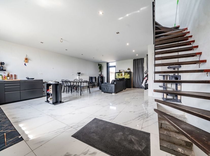 Easyhome vous propose cette charmante maison entièrement rénovée en 2018. Elle est située à deux pas de la frontière linguistique, dans un quartier pa