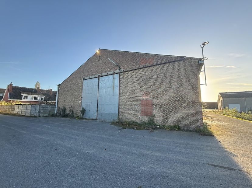 Magazijn van ca. 1000 m² te huur regio Waregem (Desselgem). Het magazijn beschikt over een schuifpoort en overdekte buitenopslag.&lt;br /&gt;
Het magazijn i