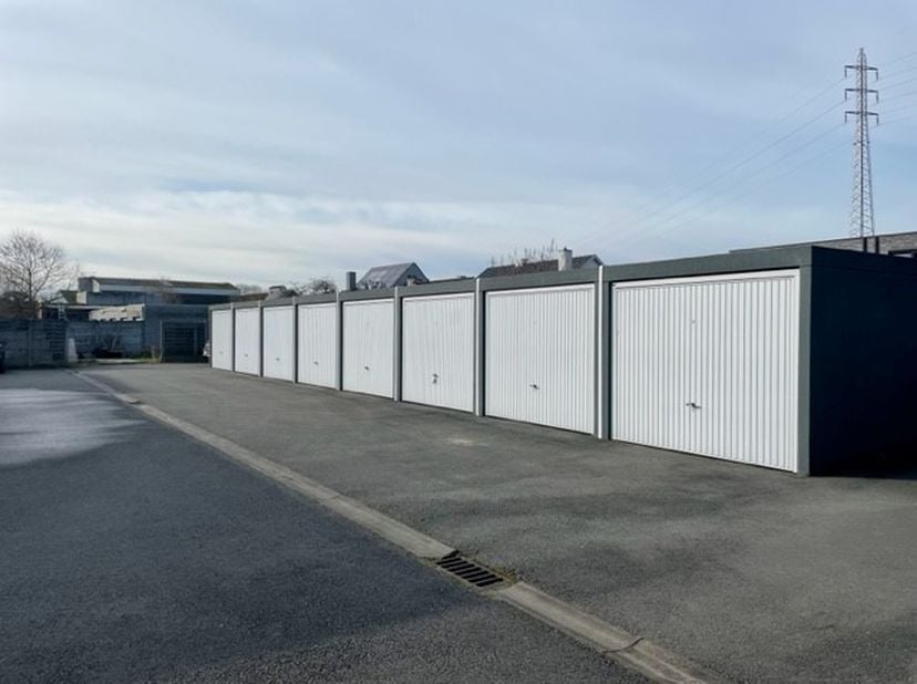 Goed gelegen garagebox, bereikbaar via de Nieuwstraat.&lt;br /&gt;
Afmeting 3m x 6m. Aankoop onder registratie.&lt;br /&gt;
Ideaal als veilige parkeerplaats, opsl